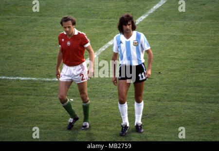 Coppa del Mondo FIFA - Espana 1982 (Spagna 1982) 18.6.1982, Estadio Jos Rico Pez, Alicante. Coppa del Mondo FIFA 1982, Gruppo 3: Argentina v Ungheria. Mario Alberto Kempes (Argentina) v Gyozo Martos (Ungheria). Foto Stock