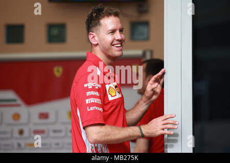 Sakhir, Bahrain. 05 apr, 2018. Motorsports: FIA Formula One World Championship 2018, il Gran Premio del Bahrain, #5 Sebastian Vettel (GER, la Scuderia Ferrari) Credito: dpa/Alamy Live News Foto Stock