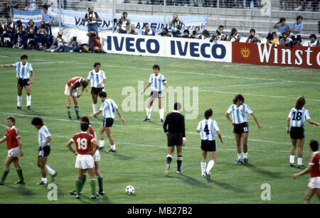 Coppa del Mondo FIFA - Espana 1982 (Spagna 1982) 18.6.1982, Estadio Jos Rico Pez, Alicante. Coppa del Mondo FIFA 1982, Gruppo 3: Argentina v Ungheria. In Ungheria sono stati aggiudicati un freekick, Luis Galvan, Americo Gallego & Daniel Passarella avviare organizzare la difesa Argentina. Foto Stock