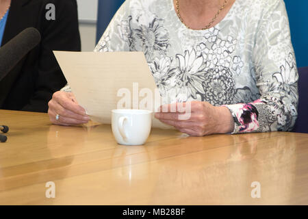 Paisley, Regno Unito. 6 Aprile, 2018. La polizia la Scozia ha tenuto una conferenza stampa in un appello per raccogliere informazioni per aiutare a trovare il 47-anno-vecchio, Julie Reilly, una persona mancante ultimo visto in Govan, Glasgow, intorno alle 5 di sera di martedì 6 febbraio. Detective Ispettore Capo Mark Bell e Ispettore Capo Alan Bowater fornito una panoramica dell'indagine in corso. Una dichiarazione per la famiglia era dato da Julie della madre, Margaret Hanlon (69), e Julie la sorella minore, Lynne Bryce (36). Credito: Iain McGuinness/Alamy Live News Foto Stock