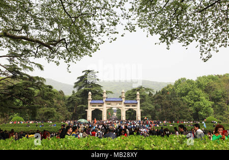 (180406) -- NANJING, 6 aprile 2018 (Xinhua) -- turisti visitano Dr. Sun Yat-sen il mausoleo in Nanjing, a est della capitale cinese della provincia di Jiangsu, 6 aprile 2018, durante i tre giorni di Festival di Qingming vacanza. (Xinhua/Liu Jianhua) (xzy) Foto Stock