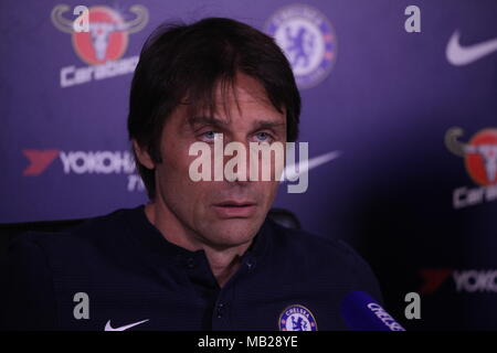 Cobham, Surrey, Regno Unito 6 apr, 2018 Antonio Conte, il Chelsea Football Club Manager, discute il suo team prospettive in Premier League contro il West Ham United FC., domenica. Credito: Motofoto/Alamy Live News Foto Stock