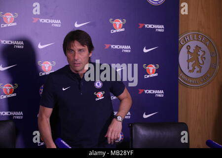 Cobham, Surrey, Regno Unito 6 apr, 2018 Antonio Conte, il Chelsea Football Club Manager, discute il suo team prospettive in Premier League contro il West Ham United FC., domenica. Credito: Motofoto/Alamy Live News Foto Stock