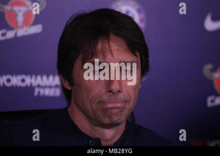 Cobham, Surrey, Regno Unito 6 apr, 2018 Antonio Conte, il Chelsea Football Club Manager, discute il suo team prospettive in Premier League contro il West Ham United FC., domenica. Credito: Motofoto/Alamy Live News Foto Stock