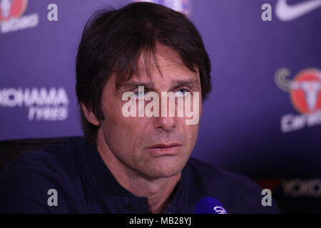 Cobham, Surrey, Regno Unito 6 apr, 2018 Antonio Conte, il Chelsea Football Club Manager, discute il suo team prospettive in Premier League contro il West Ham United FC., domenica. Credito: Motofoto/Alamy Live News Foto Stock