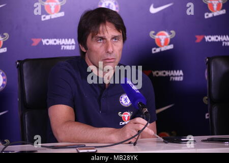 Cobham, Surrey, Regno Unito 6 apr, 2018 Antonio Conte, il Chelsea Football Club Manager, discute il suo team prospettive in Premier League contro il West Ham United FC., domenica. Credito: Motofoto/Alamy Live News Foto Stock