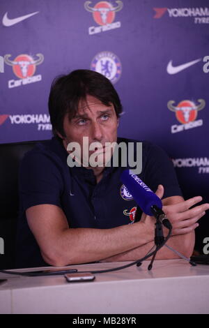 Cobham, Surrey, Regno Unito 6 apr, 2018 Antonio Conte, il Chelsea Football Club Manager, discute il suo team prospettive in Premier League contro il West Ham United FC., domenica. Credito: Motofoto/Alamy Live News Foto Stock