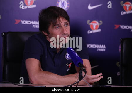 Cobham, Surrey, Regno Unito 6 apr, 2018 Antonio Conte, il Chelsea Football Club Manager, discute il suo team prospettive in Premier League contro il West Ham United FC., domenica. Credito: Motofoto/Alamy Live News Foto Stock