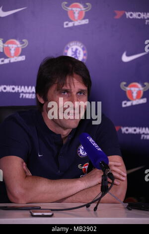 Cobham, Surrey, Regno Unito 6 apr, 2018 Antonio Conte, il Chelsea Football Club Manager, discute il suo team prospettive in Premier League contro il West Ham United FC., domenica. Credito: Motofoto/Alamy Live News Foto Stock