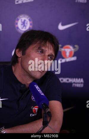 Cobham, Surrey, Regno Unito 6 apr, 2018 Antonio Conte, il Chelsea Football Club Manager, discute il suo team prospettive in Premier League contro il West Ham United FC., domenica. Credito: Motofoto/Alamy Live News Foto Stock