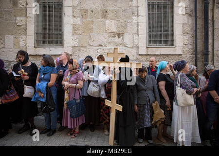 Gerusalemme. 6 apr, 2018. Cristiano ortodosso di adoratori di prendere parte a una processione del Venerdì santo sulla Via Dolorsa in Gerusalemme la città vecchia, il 6 aprile 2018. Credito: JINI/Xinhua/Alamy Live News Foto Stock