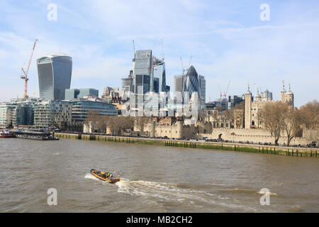 Londra REGNO UNITO. 6 Apr 2018. Regno Unito: Meteo londinesi godetevi la primavera pomeriggio di sole su Londra Riverside il giorno più caldo dell'anno Credito: amer ghazzal/Alamy Live News Foto Stock