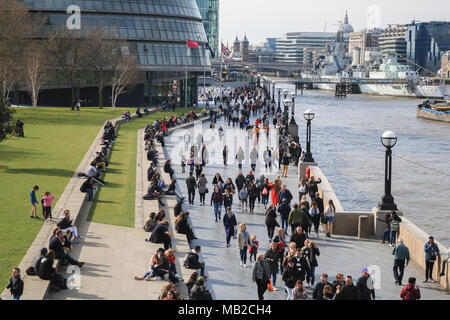 Londra REGNO UNITO. 6 Apr 2018. Regno Unito: Meteo londinesi godetevi la primavera pomeriggio di sole su Londra Riverside il giorno più caldo dell'anno Credito: amer ghazzal/Alamy Live News Foto Stock