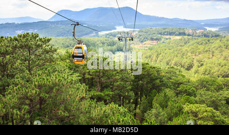 Panorama da Dalat Funivia, en route da Robin Hill a Truc Lam monastero (Chua Truc Lam), Robin Hill, Dalat, Vietnam. Uno dei più fa Foto Stock