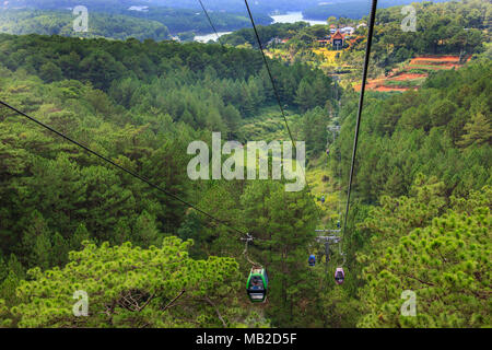 Panorama da Dalat Funivia, en route da Robin Hill a Truc Lam monastero (Chua Truc Lam), Robin Hill, Dalat, Vietnam. Uno dei più fa Foto Stock