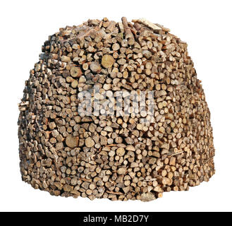 Un bel big woodpile è realizzato in legno per un paese di bath. Isolato su bianco outdoor oggetto rurale. Ssunny giornata di primavera Foto Stock