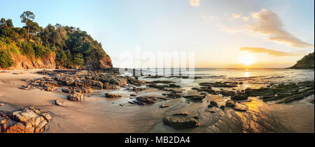 Alta risoluzione ampio panorama del tramonto su Koh Lanta beach durante la bassa marea. Foto Stock