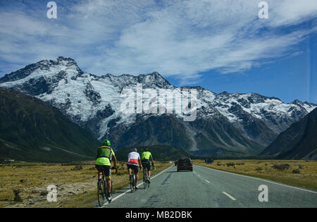 Ciclista in Mount Cook Hooker Valley, Alpi del Sud, Nuova Zelanda Foto Stock