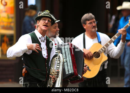 Oktoberfest musicisti in costume bavarese Foto Stock