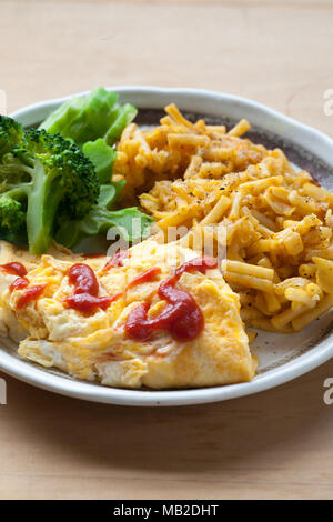 Uovo, broccoli, maccheroni e pranzo cheeese piatto sul tavolo Foto Stock