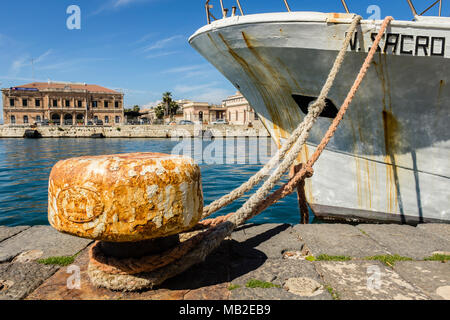 Banchina del porto di Siracusa in Ortigia, Sicilia, Italia. Foto Stock