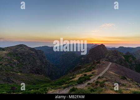 Pico arieiro tramonto sull'isola di Madera Foto Stock