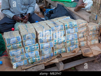 Mazzette di cambiavalute su uno stallo in strada, Woqooyi Galbeed regione, Hargeisa, il Somaliland Foto Stock