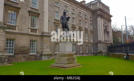 Statua all'ingresso al Trinity College di Dublino Foto Stock