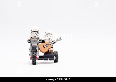 La mini figura di storm troopers equitazione e uno di essi tenendo una chitarra in sella motocicletta. Lego minifigures sono fabbricati da Lego. Foto Stock