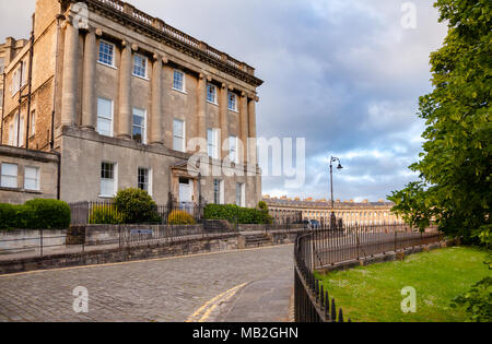 Vista del Royal Crescent, una fila di 30 case a schiera disteso in una mezzaluna di spazzamento, uno dei maggiori esempi di architettura Georgiana in bat Foto Stock