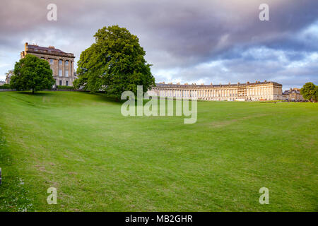 Vista del Royal Crescent, una fila di 30 case a schiera disteso in una mezzaluna di spazzamento, uno dei maggiori esempi di architettura Georgiana in bat Foto Stock