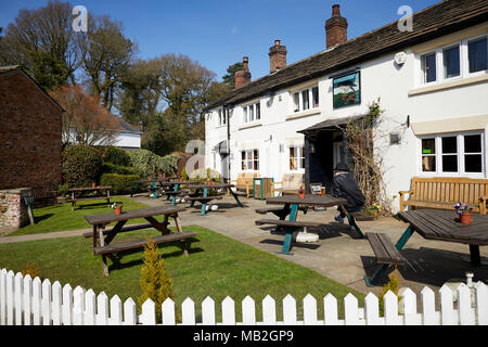 Uccello in mano, Mobberley, poggi Green Village, Knutsford, Cheshire tradizionale del XVIII secolo il paese stradale pub con fronte giardino della birra Foto Stock