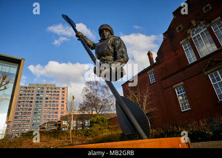 Statua di WW2 Hero's Memorial in onore di Stockport Royal Marine James Conway dall artista Luke Perry Foto Stock