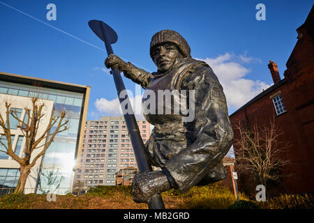 Statua di WW2 Hero's Memorial in onore di Stockport Royal Marine James Conway dall artista Luke Perry Foto Stock