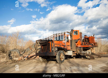 Un Prentice knuckleboom loader, montato su di un'arancia, per impieghi pesanti Kenworth alimentate a gasolio carrello, sul cantiere, a Fodge prodotti di pasta, in Bonners Ferry, Foto Stock