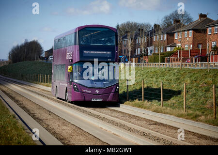 Viola, Bus Rapid Transit regime in Greater Manchester, Volvo B5LH hybrid double-decker sulla guidato blindosbarra Tyldesley Loopline vecchia linea ferroviaria Foto Stock