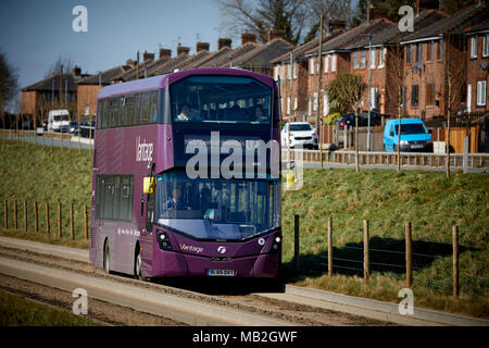 Viola, Bus Rapid Transit regime in Greater Manchester, Volvo B5LH hybrid double-decker sulla guidato blindosbarra Tyldesley Loopline vecchia linea ferroviaria Foto Stock