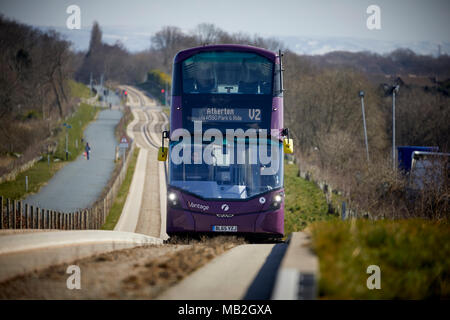 Viola, Bus Rapid Transit regime in Greater Manchester, Volvo B5LH hybrid double-decker sulla guidato blindosbarra Tyldesley Loopline vecchia linea ferroviaria Foto Stock