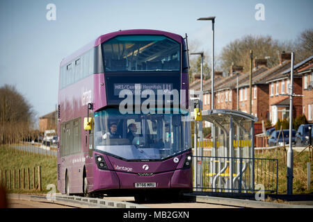 Viola, Bus Rapid Transit regime in Greater Manchester, Volvo B5LH hybrid double-decker sulla guidato blindosbarra Tyldesley Loopline vecchia linea ferroviaria Foto Stock