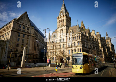 Manchester Town Hall un tram Metrolink passando sul retro dell'edificio vittoriano, neo-gotico palazzo comunale progettato dall architetto Alfred Foto Stock