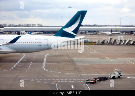 Aeroporto di Manchester Cathay Pacific International compagnia aerea di coda e pronto alla partenza Foto Stock