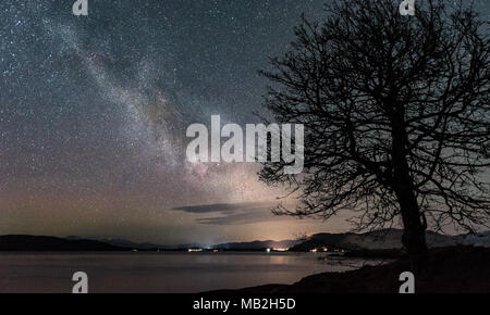 La Via Lattea e Andromeda con un incremento di oltre le Highlands della Scozia Foto Stock