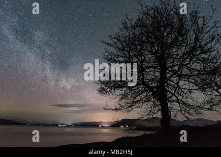 La Via Lattea e Andromeda con un incremento di oltre le Highlands della Scozia Foto Stock