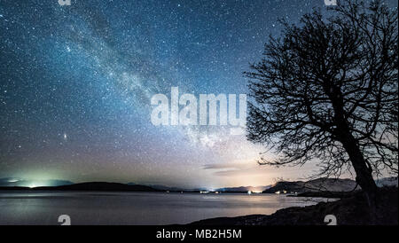 La Via Lattea e Andromeda con un incremento di oltre le Highlands della Scozia Foto Stock