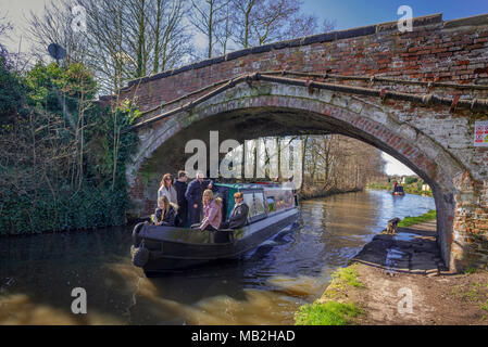 Canal narrowboat al Red Lane bridge su Bridgewater Canal in Walton Warrington. Foto Stock