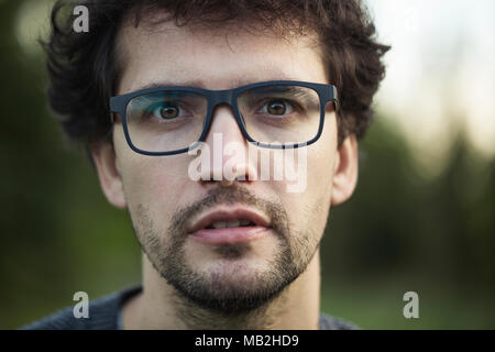 Giovane uomo attraente che pongono al di fuori Foto Stock