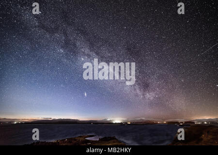 La Via Lattea e Andromeda con un incremento di oltre le Highlands della Scozia Foto Stock
