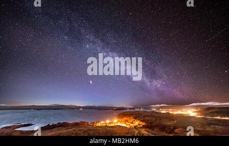 La Via Lattea e Andromeda con un incremento di oltre le Highlands della Scozia Foto Stock