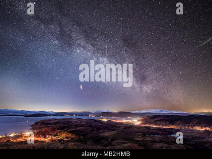 La Via Lattea e Andromeda con un incremento di oltre le Highlands della Scozia Foto Stock