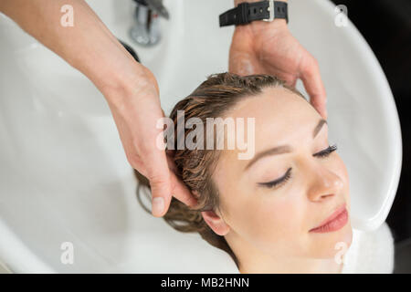 Ritratto di giovane donna con capelli lavati prima del taglio dei capelli Foto Stock